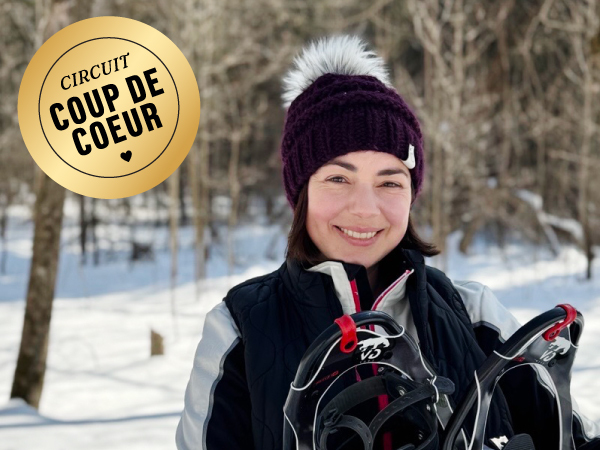 Une personne tenant des raquettes à neige