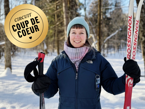 Une personne tenant des skis de fond