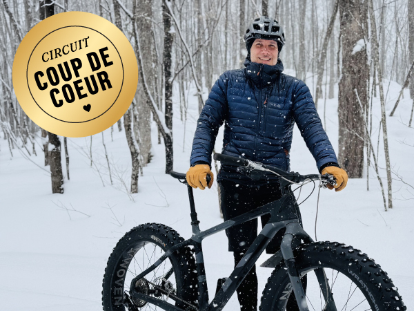 Une personne à vélo