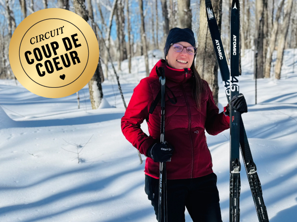 Une personne tenant des skis de fond