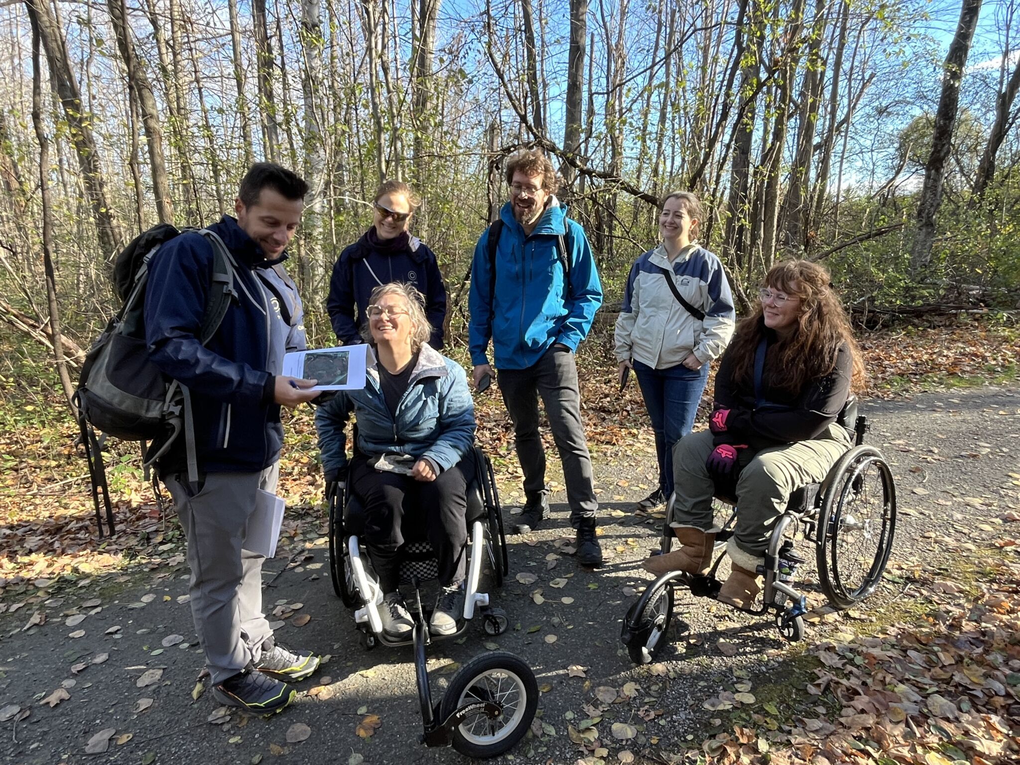 La CCN collabore avec des personnes à mobilité réduite pour inspecter les sentiers.