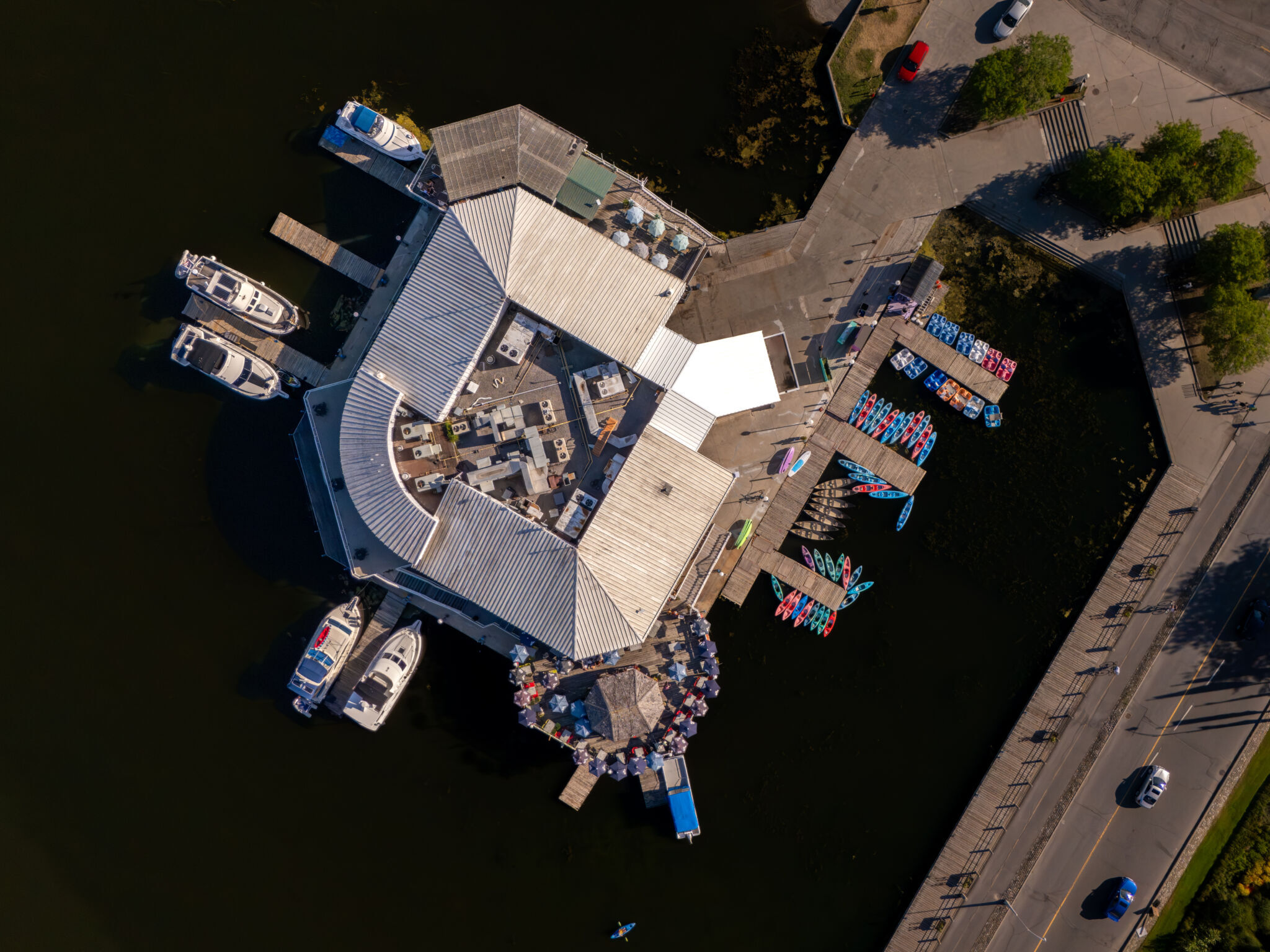 Vue d'ensemble du pavillon du Lac-Dow's et de la marina.