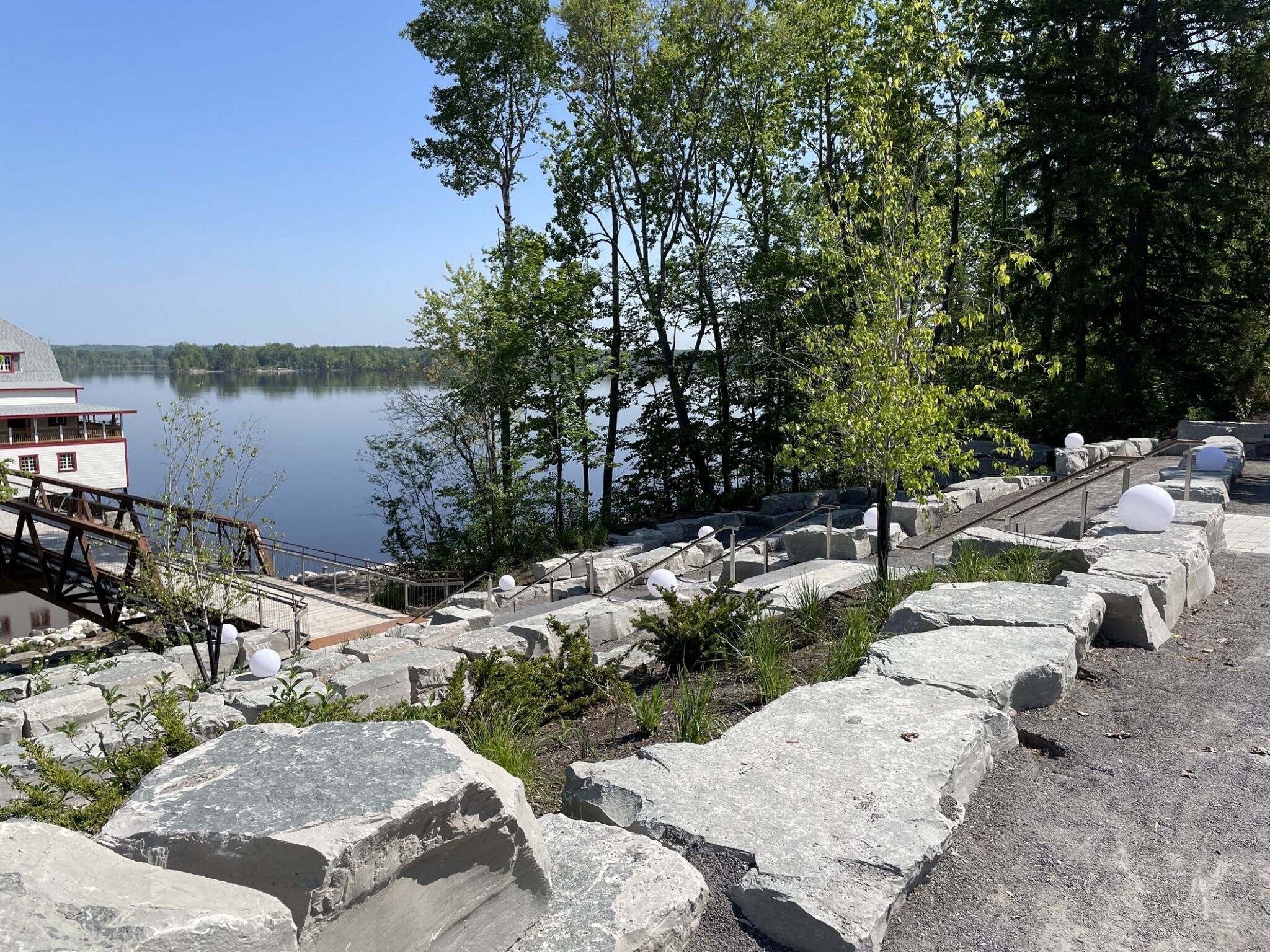 Vue du sentier accessible de la Maison riveraine