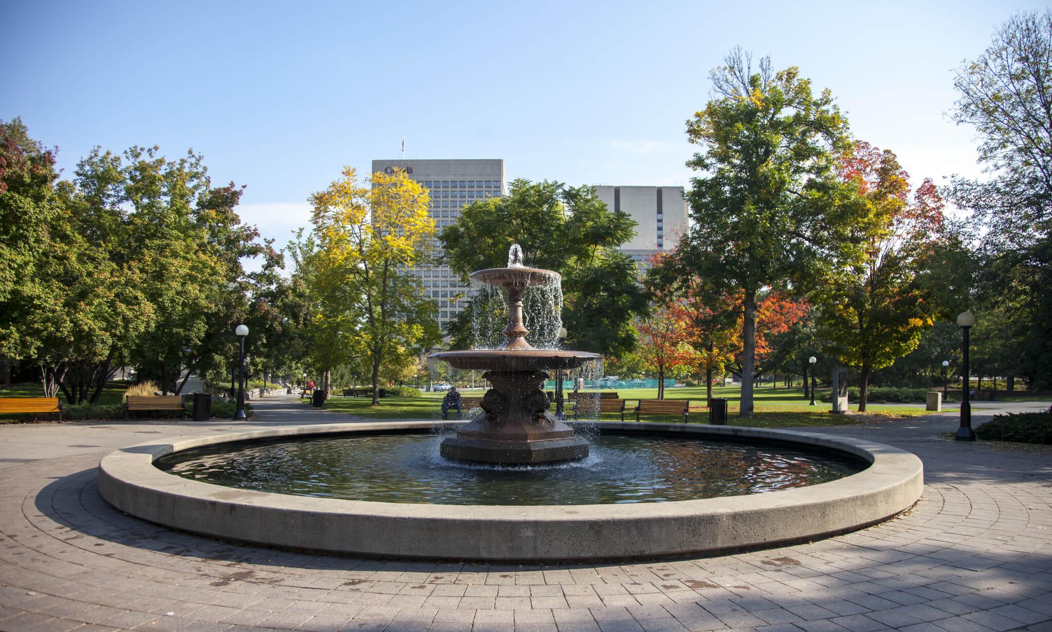 Le parc de la Confédération à Ottawa, au début de l'automne.