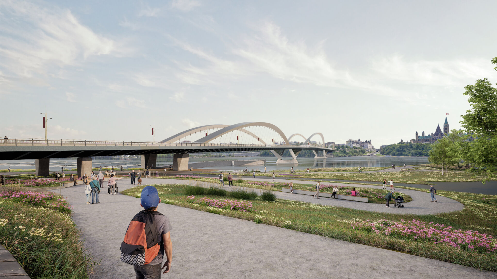 Vue de la rive à Gatineau et du pont enjambant la rivière. Un sentier relie le pont aux sentiers polyvalents. Les gens marchent, font du vélo et profitent des sentiers le long de la rive. La zone est paysagée de verdure et de fleurs. Les bâtiments et structures sont visibles à travers l’eau.