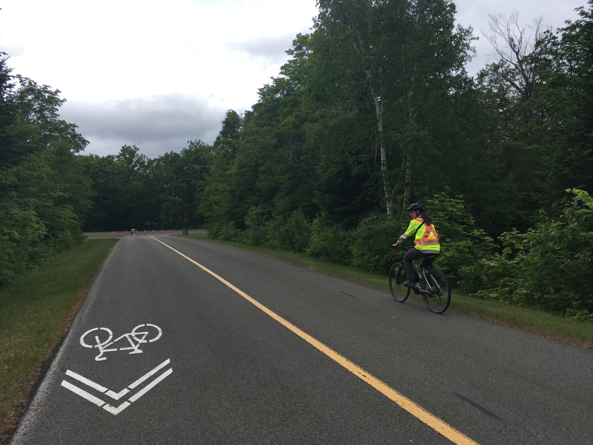Lilli à vélo lors d’une sortie dans le cadre de son étude sur la route.
