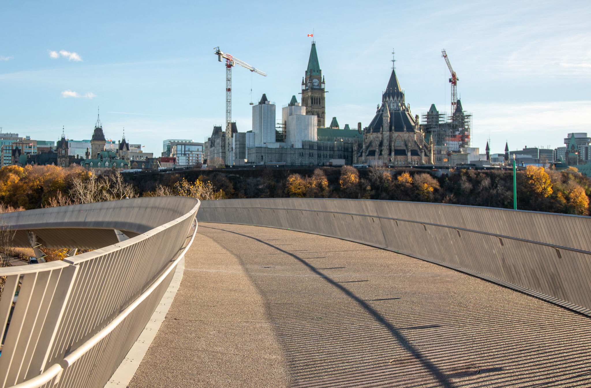 Passerelle Pìdàban avec le parlement en arrière-plan