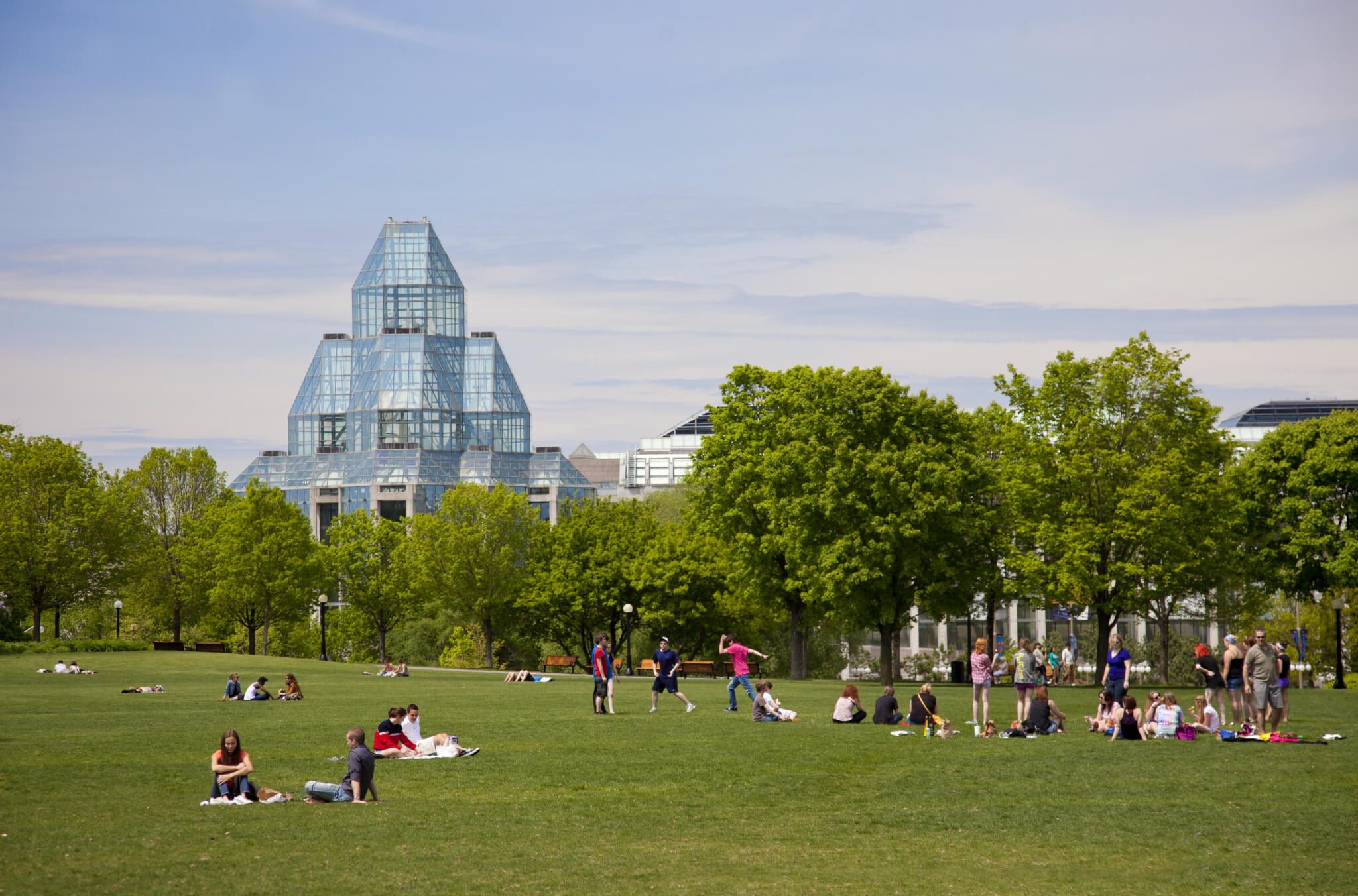 Des personnes profitant de la grande pelouse du parc Major's Hill à Ottawa, en été.