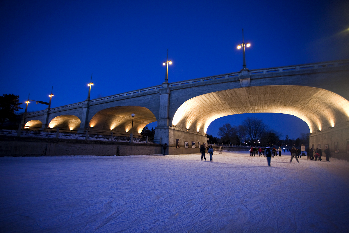Le pont de la rue Bank illuminé, de soir.