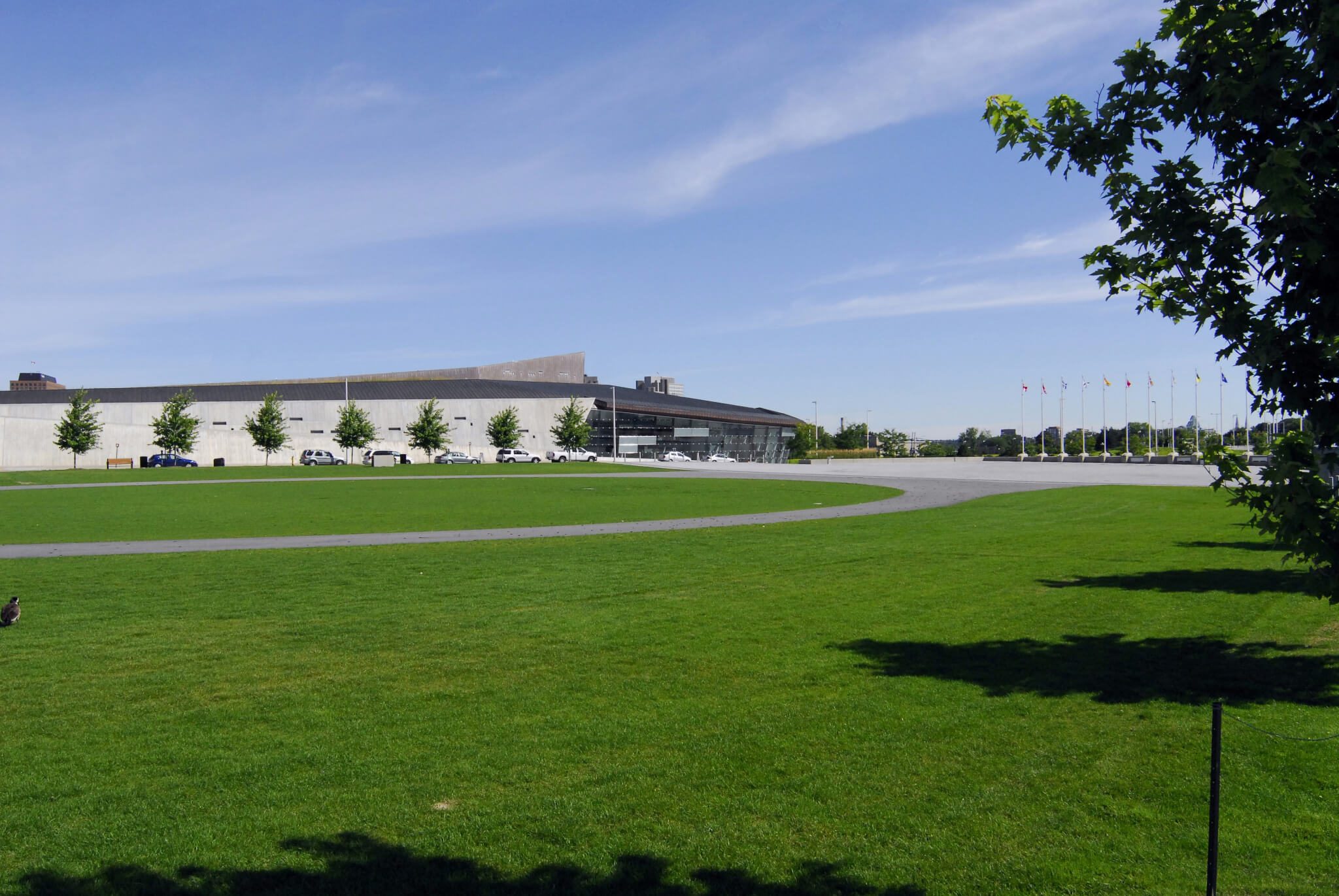 Le parc des Plaines-LeBreton, avec une vue du musée de la guerre.