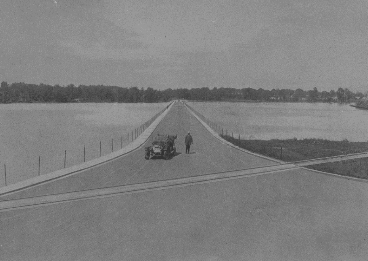 Dow's Lake Causeway. Credit: Special Report of the Ottawa Improvement Commission Dow's Lake Causeway. Credit: Special Report of the Ottawa Improvement Commission
