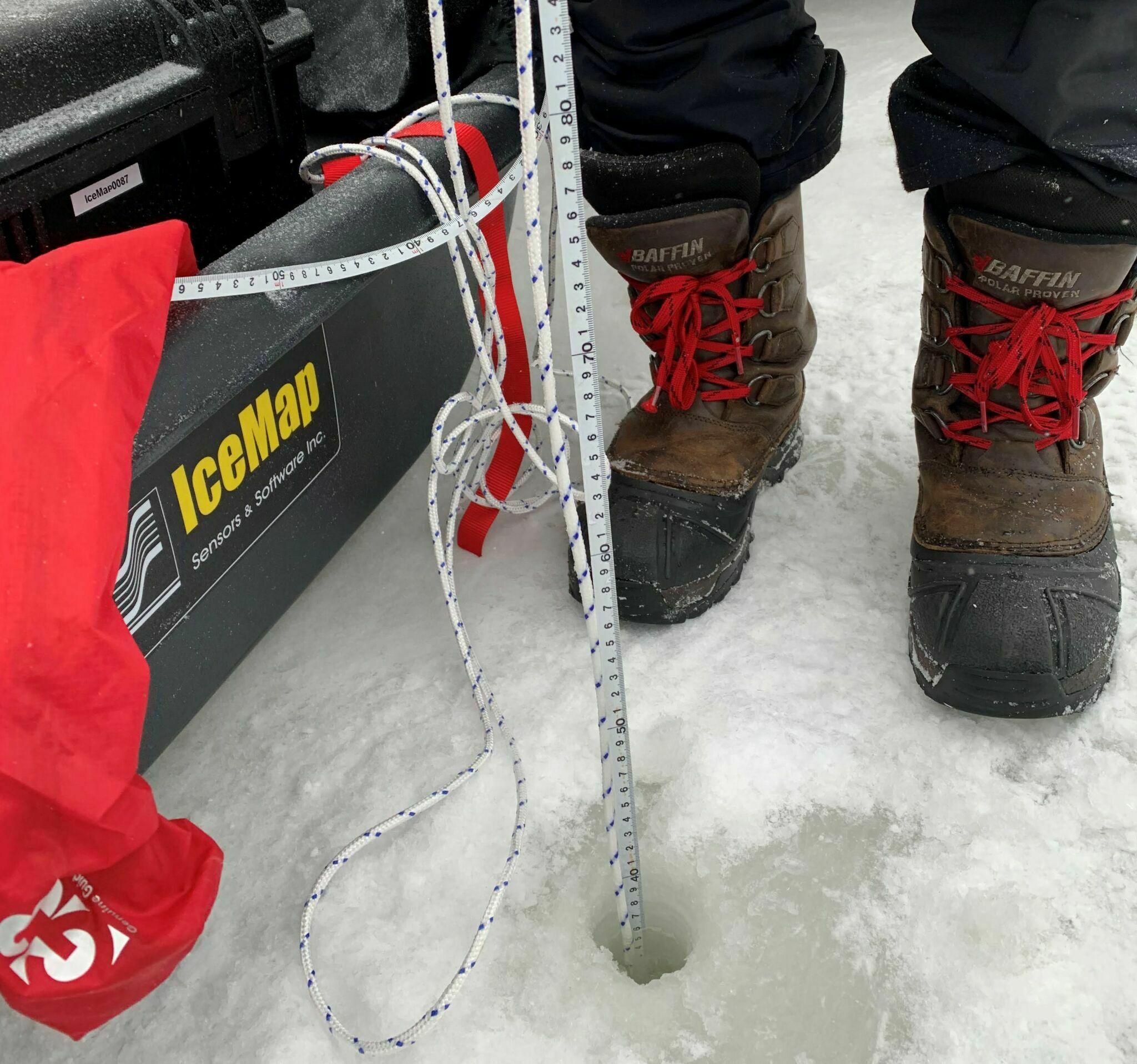 Capteur de température sur la patinoire du canal Rideau.