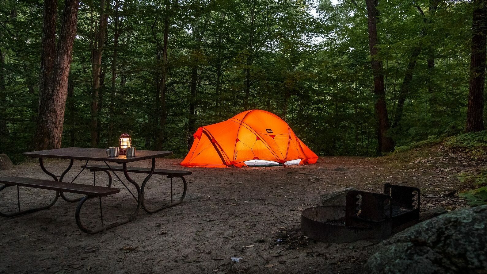 Tente dans secteur boisé du parc de la Gatineau