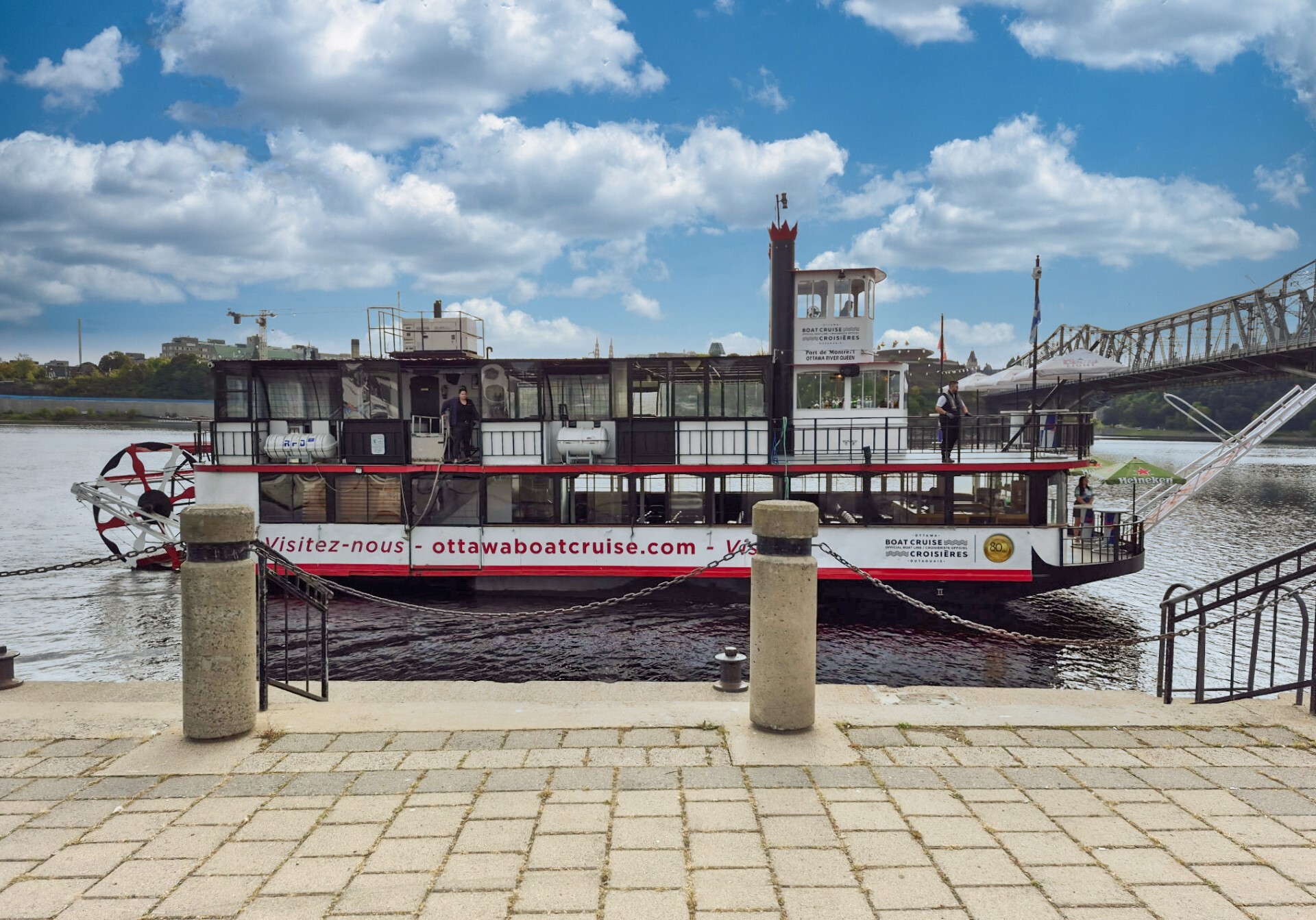 Bateau de style traditionnel de La Nouvelle-Orléans, rouge et blanc, à proximité du pont Alexandra.